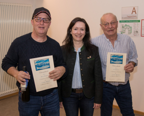 2026-02-07_Ehrung Carolin Schmid gratulier Thomas und Karl Bruckmaier